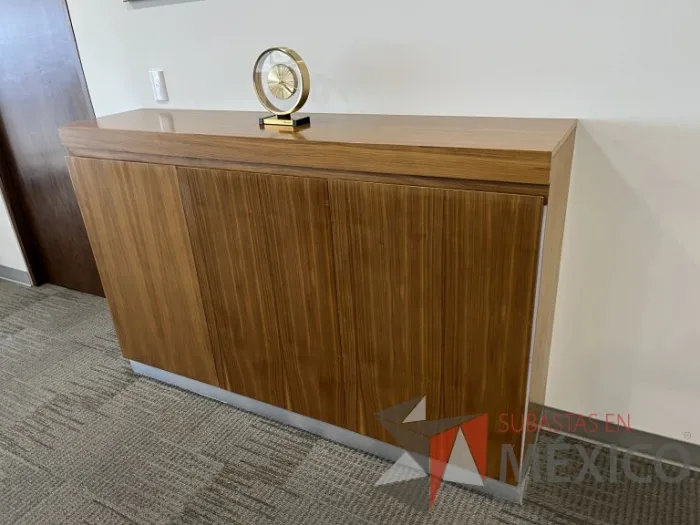 Lote 003 - Credenza de 3 puertas color café - Imagen 2