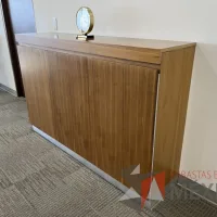 Lote 003 - Credenza de 3 puertas color café - Imagen 3