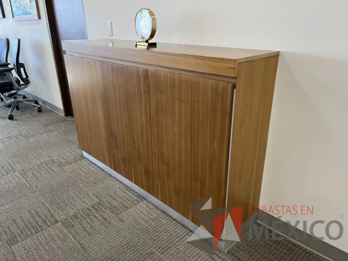 Lote 003 - Credenza de 3 puertas color café - Imagen 3