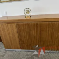 Lote 003 - Credenza de 3 puertas color café