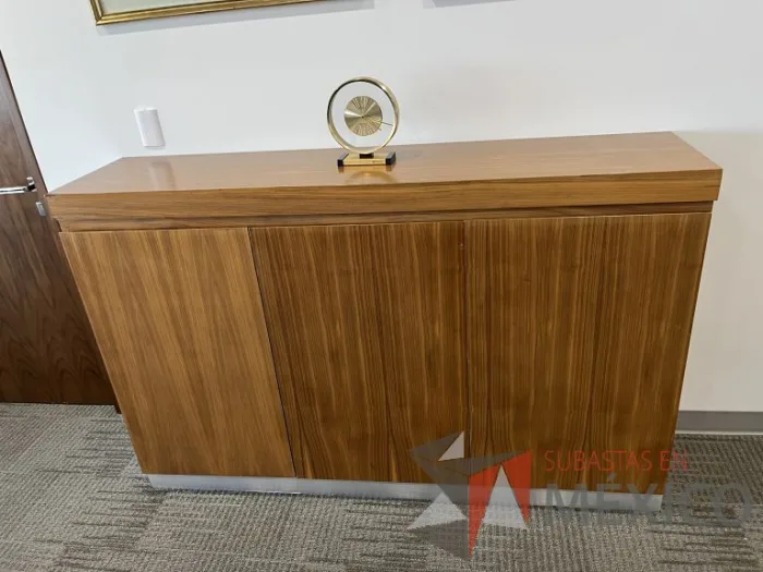 Lote 003 - Credenza de 3 puertas color café