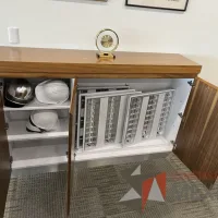 Lote 003 - Credenza de 3 puertas color café - Imagen 5