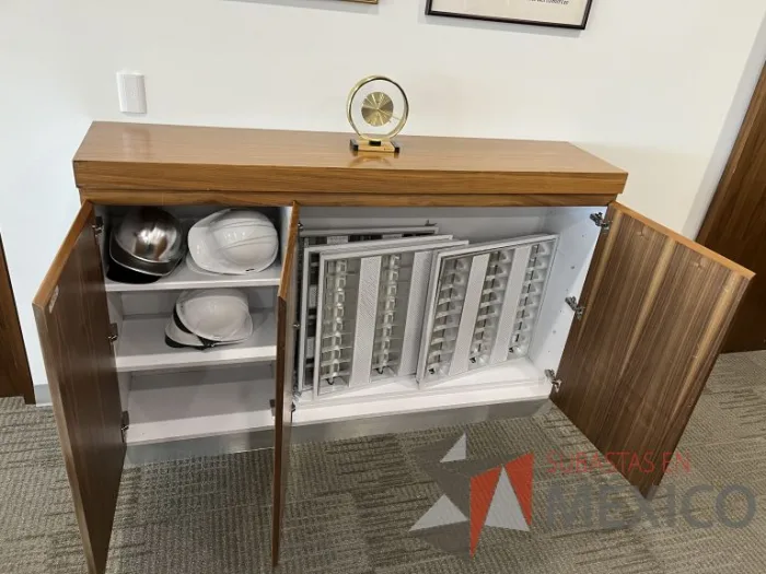 Lote 003 - Credenza de 3 puertas color café - Imagen 5