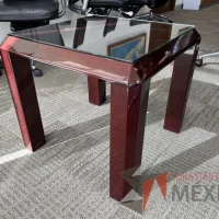 Lote 069 - Mesa de apoyo color vino con cubierta de vidrio - Imagen 3