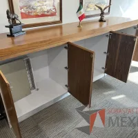 Lote 019 - Credenza de 5 puertas color café - Imagen 4