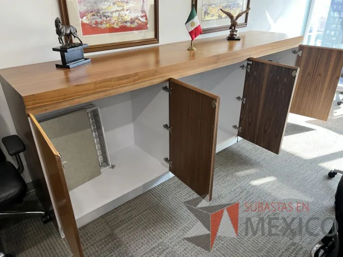 Lote 019 - Credenza de 5 puertas color café - Imagen 4
