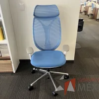 Lote 097 - Silla operativa con ruedas, descansabrazos, cabecera, asiento en tela y respaldo en malla color azul