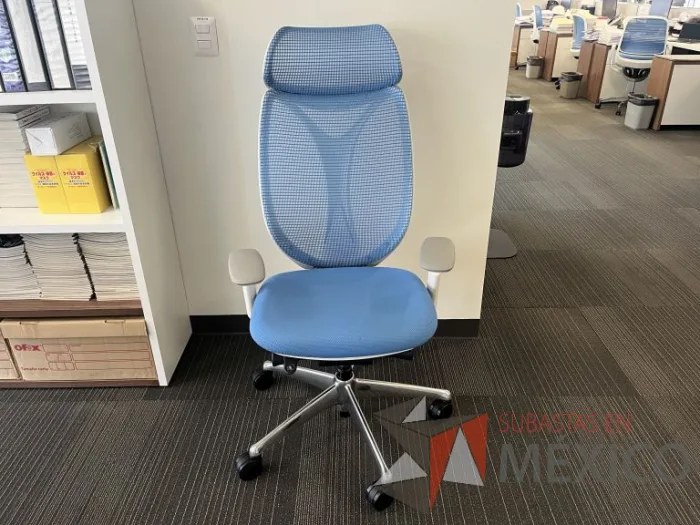Lote 097 - Silla operativa con ruedas, descansabrazos, cabecera, asiento en tela y respaldo en malla color azul