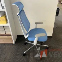 Lote 097 - Silla operativa con ruedas, descansabrazos, cabecera, asiento en tela y respaldo en malla color azul - Imagen 3