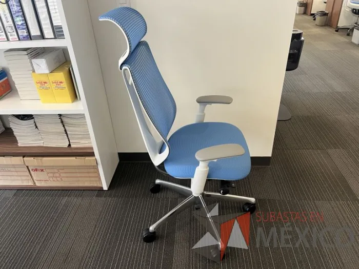 Lote 097 - Silla operativa con ruedas, descansabrazos, cabecera, asiento en tela y respaldo en malla color azul - Imagen 3