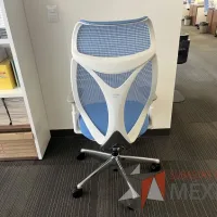 Lote 097 - Silla operativa con ruedas, descansabrazos, cabecera, asiento en tela y respaldo en malla color azul - Imagen 4