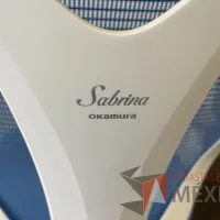 Lote 097 - Silla operativa con ruedas, descansabrazos, cabecera, asiento en tela y respaldo en malla color azul - Imagen 5
