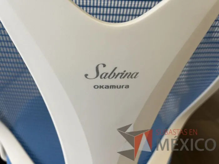 Lote 097 - Silla operativa con ruedas, descansabrazos, cabecera, asiento en tela y respaldo en malla color azul - Imagen 5