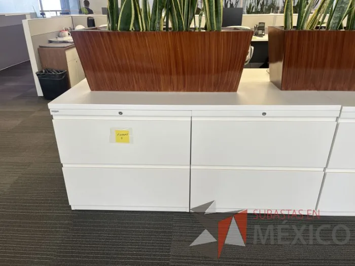 Lote 025 - Credenza de 4 cajones color blanco