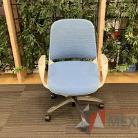 Lote 127 - 2 Sillas operativas con ruedas, descansabrazos, asiento y respaldo en tela color azul - Imagen 2