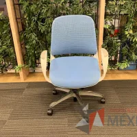 Lote 127 - 2 Sillas operativas con ruedas, descansabrazos, asiento y respaldo en tela color azul