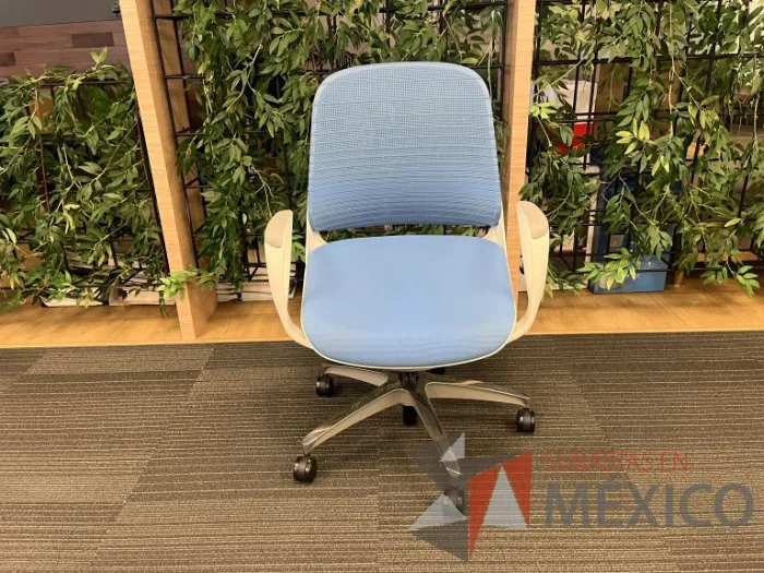 Lote 127 - 2 Sillas operativas con ruedas, descansabrazos, asiento y respaldo en tela color azul