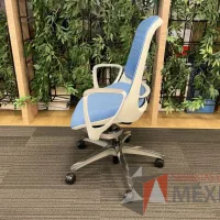 Lote 127 - 2 Sillas operativas con ruedas, descansabrazos, asiento y respaldo en tela color azul - Imagen 4