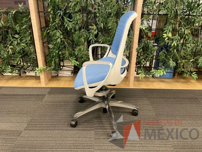 Lote 127 - 2 Sillas operativas con ruedas, descansabrazos, asiento y respaldo en tela color azul - Imagen 4