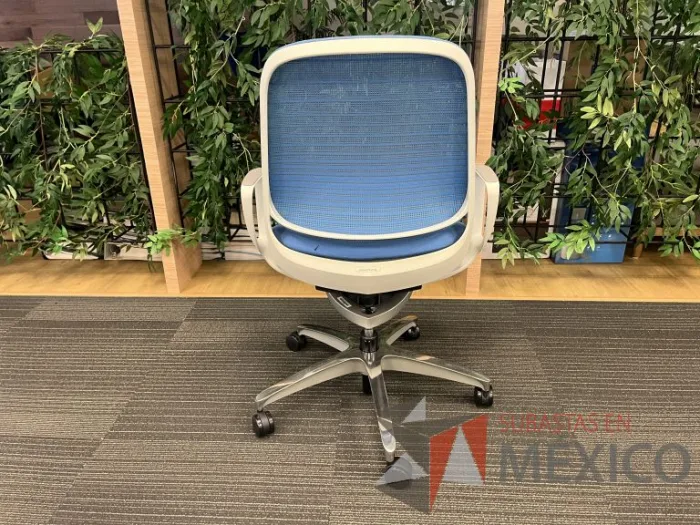 Lote 127 - 2 Sillas operativas con ruedas, descansabrazos, asiento y respaldo en tela color azul - Imagen 5