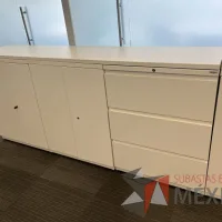 Lote 029 - Gabinete de 4 puertas y 3 cajones color blanco - Imagen 2
