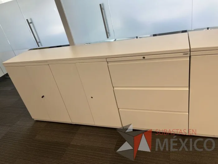 Lote 029 - Gabinete de 4 puertas y 3 cajones color blanco - Imagen 6