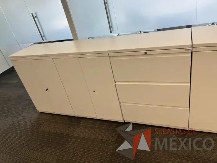Lote 029 - Gabinete de 4 puertas y 3 cajones color blanco - Imagen 5