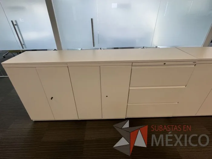 Lote 029 - Gabinete de 4 puertas y 3 cajones color blanco - Imagen 3