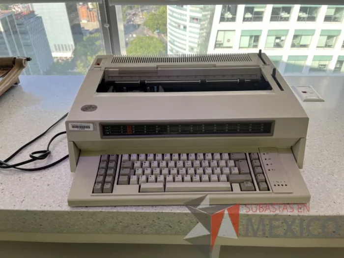 Lote 032 - Maquina de escribir, IBM