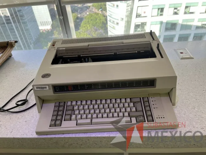 Lote 032 - Maquina de escribir, IBM - Imagen 4