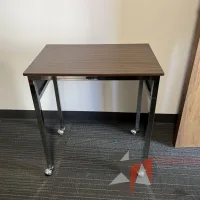Lote 036 - Mesa de apoyo con ruedas, 4 patas y cubierta color café