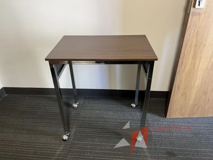Lote 036 - Mesa de apoyo con ruedas, 4 patas y cubierta color café