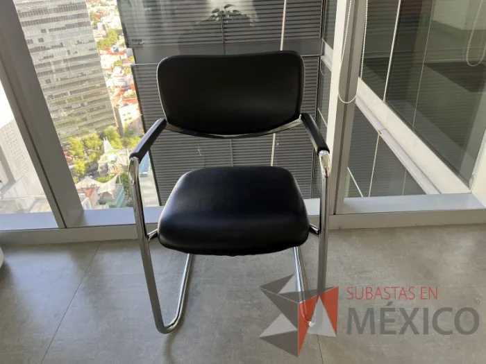Lote 038 - 2 Sillas de visita con base tipo trineo, descansabrazos, asiento y respaldo color negro