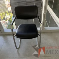 Lote 038 - 2 Sillas de visita con base tipo trineo, descansabrazos, asiento y respaldo color negro - Imagen 3