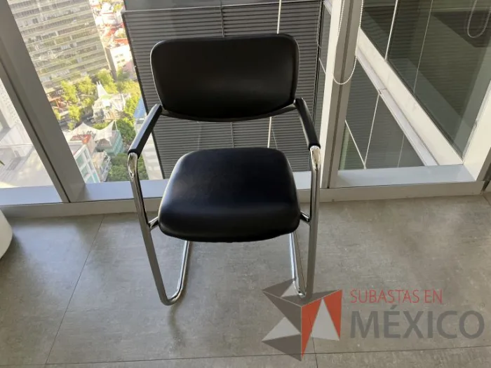 Lote 038 - 2 Sillas de visita con base tipo trineo, descansabrazos, asiento y respaldo color negro - Imagen 3