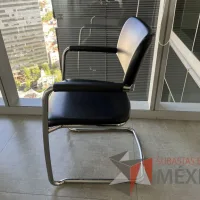 Lote 038 - 2 Sillas de visita con base tipo trineo, descansabrazos, asiento y respaldo color negro - Imagen 4