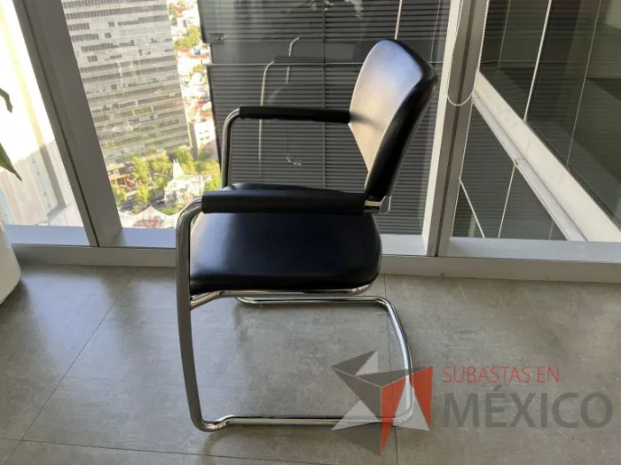 Lote 038 - 2 Sillas de visita con base tipo trineo, descansabrazos, asiento y respaldo color negro - Imagen 4