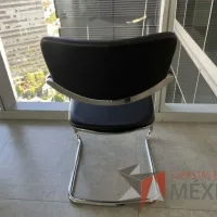 Lote 038 - 2 Sillas de visita con base tipo trineo, descansabrazos, asiento y respaldo color negro - Imagen 5