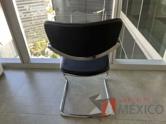 Lote 038 - 2 Sillas de visita con base tipo trineo, descansabrazos, asiento y respaldo color negro - Imagen 5