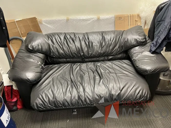 Lote 040 - Sillón de 2 plazas con asiento y respaldo color negro  - Imagen 2