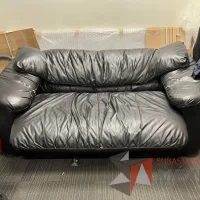 Lote 040 - Sillón de 2 plazas con asiento y respaldo color negro 