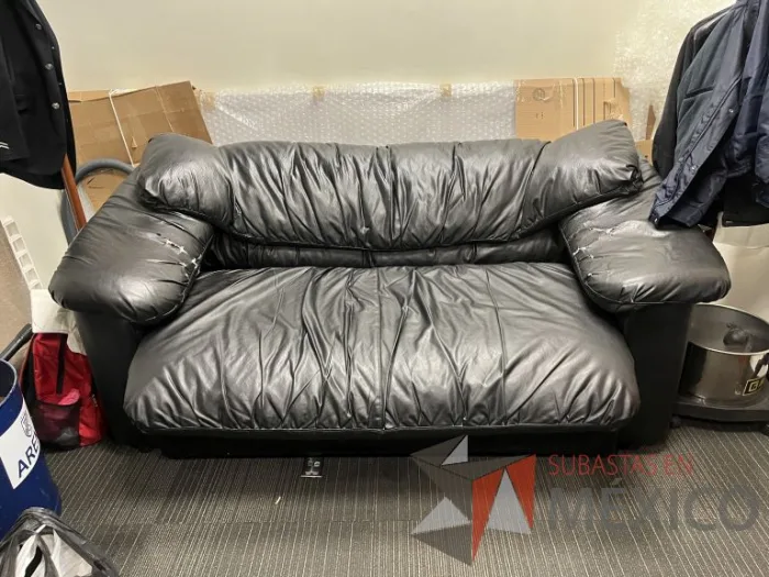 Lote 040 - Sillón de 2 plazas con asiento y respaldo color negro 