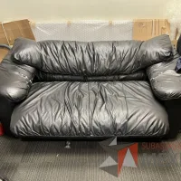 Lote 040 - Sillón de 2 plazas con asiento y respaldo color negro  - Imagen 4