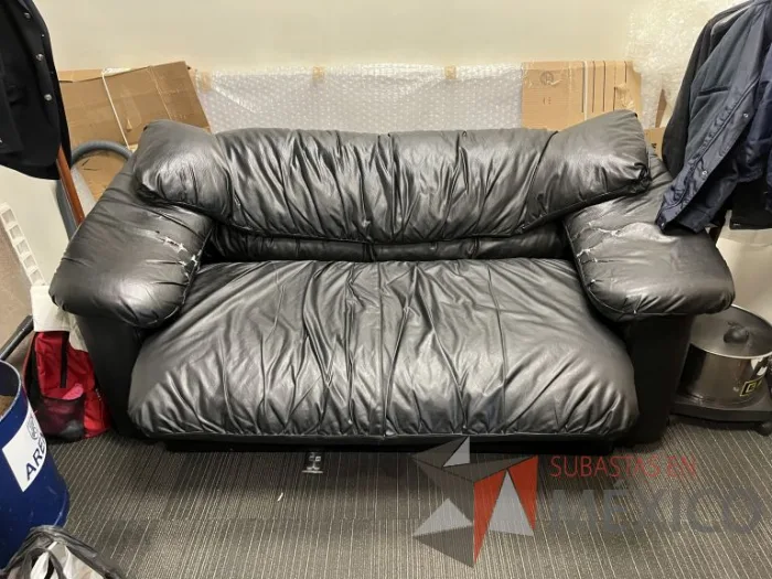 Lote 040 - Sillón de 2 plazas con asiento y respaldo color negro  - Imagen 4