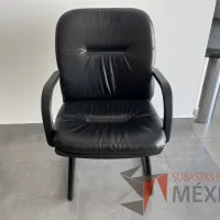 Lote 041 - Silla de visita con base tipo trineo, descansabrazos, asiento y respaldo tipo piel color negro