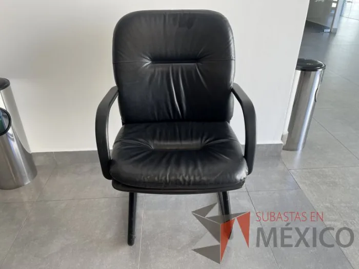 Lote 041 - Silla de visita con base tipo trineo, descansabrazos, asiento y respaldo tipo piel color negro