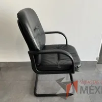 Lote 041 - Silla de visita con base tipo trineo, descansabrazos, asiento y respaldo tipo piel color negro - Imagen 3
