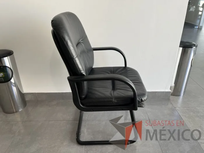 Lote 041 - Silla de visita con base tipo trineo, descansabrazos, asiento y respaldo tipo piel color negro - Imagen 3