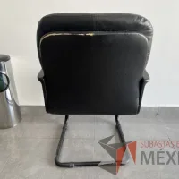 Lote 041 - Silla de visita con base tipo trineo, descansabrazos, asiento y respaldo tipo piel color negro - Imagen 4