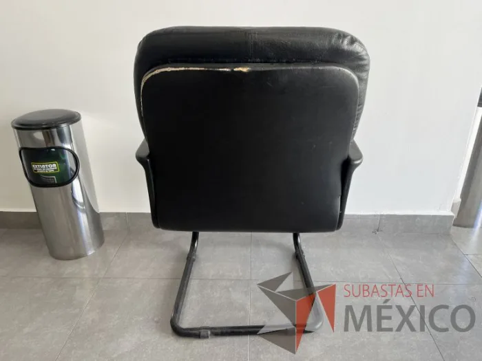Lote 041 - Silla de visita con base tipo trineo, descansabrazos, asiento y respaldo tipo piel color negro - Imagen 4